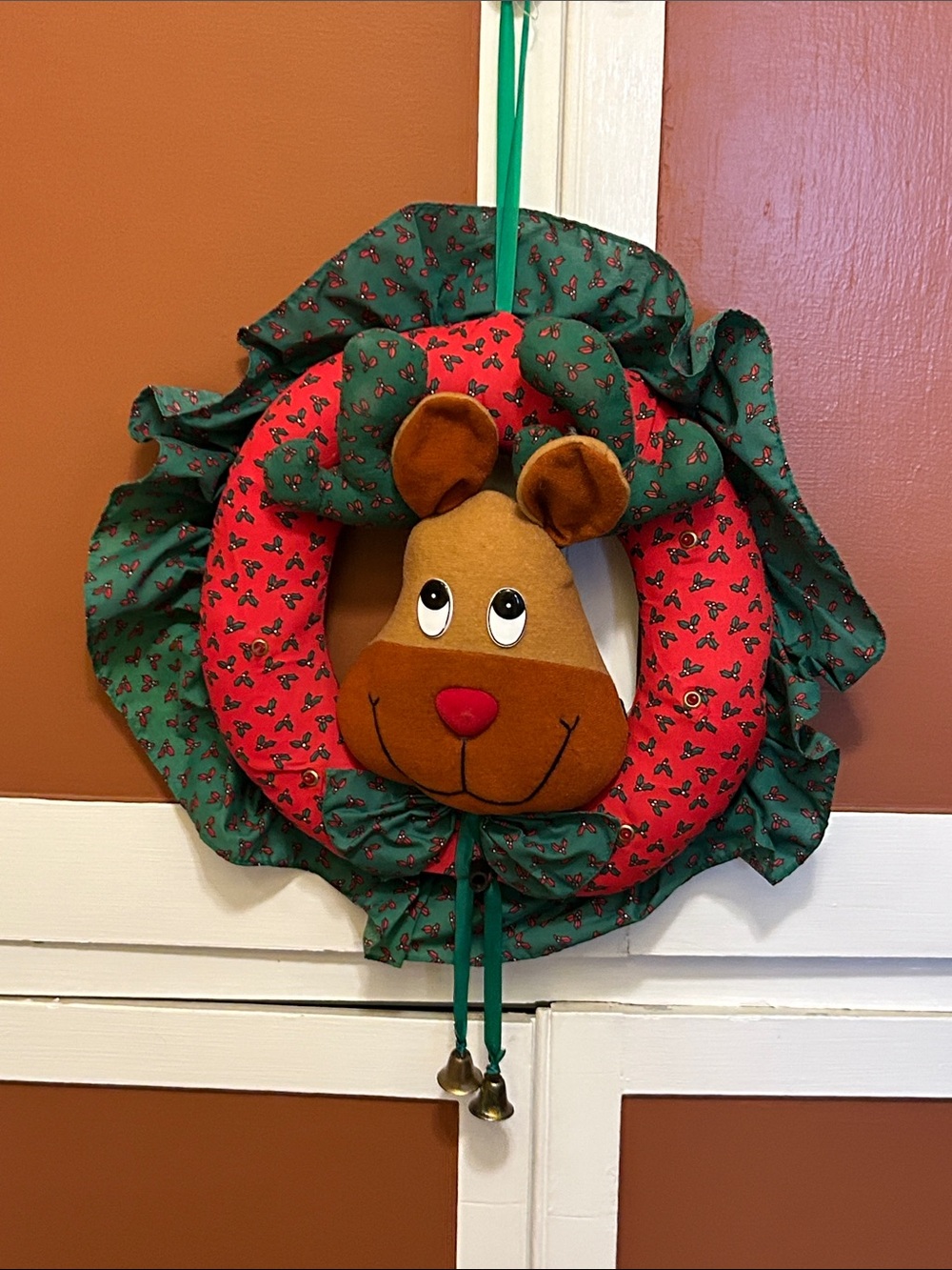 VTG musical reindeer Christmas wreath featuring motion-sensor, plays 4 songs
